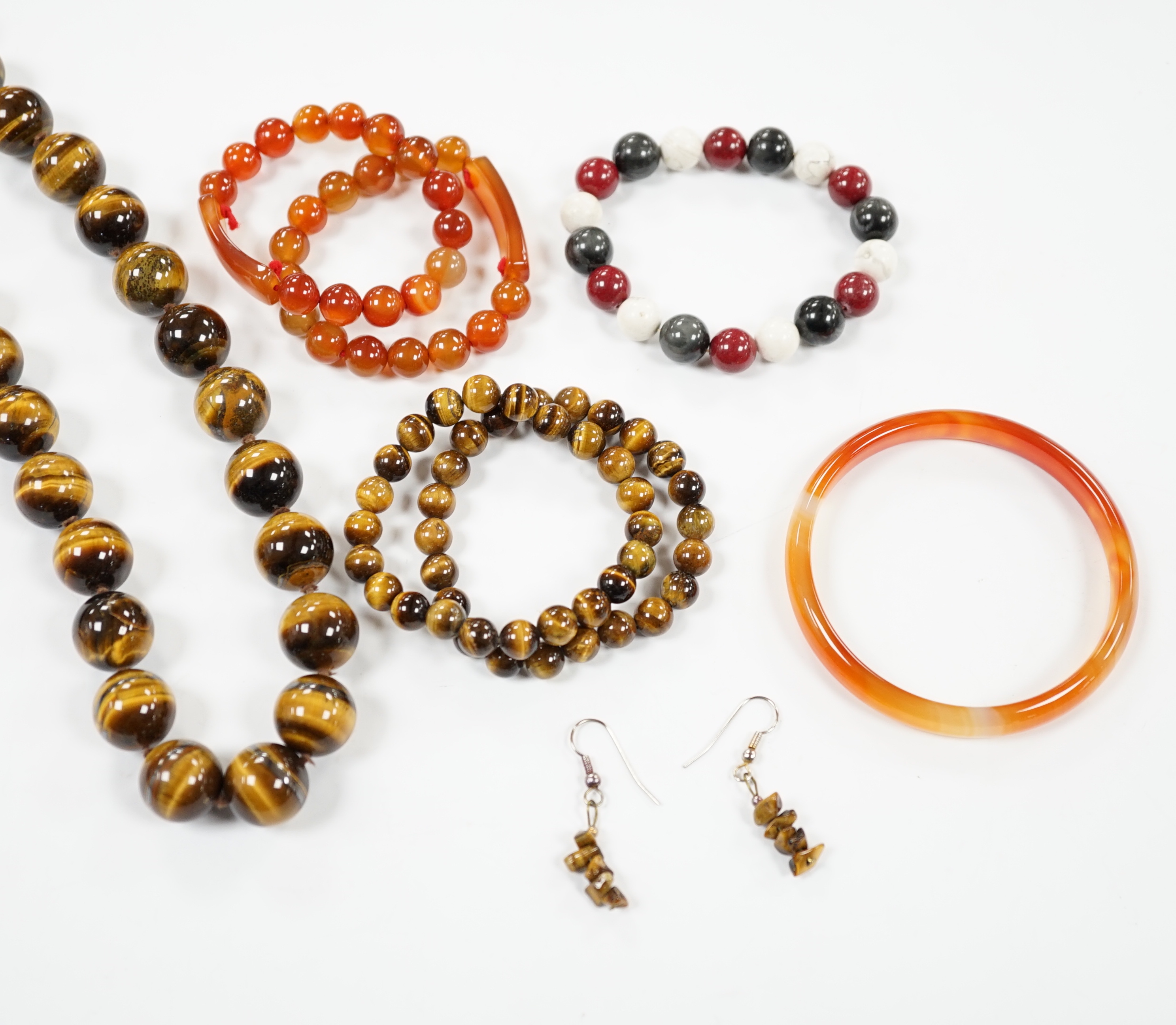 A tiger's eye quartz bead necklace, 44cm and two tiger's eye quartz bracelets, together with other bracelets including agate and loose beads.